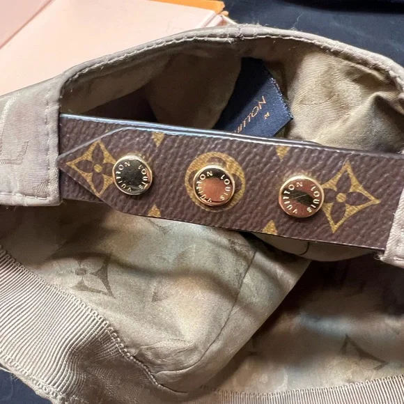 Louis Vuitton hat - Picture 6 of 9